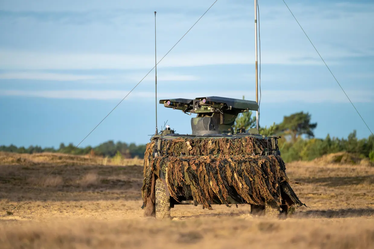 De Stinger Weapon Platform Fennek in actie tijdens een oefening in Nederland.