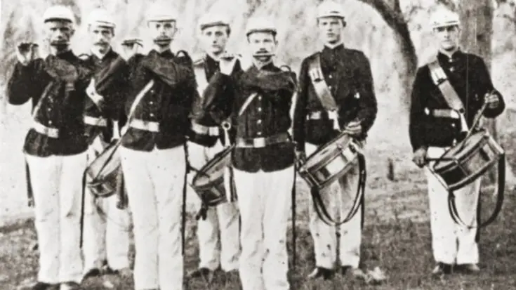 Tamboers en Pijpers van het Korps Mariniers in Nederlands-Indië (1895).