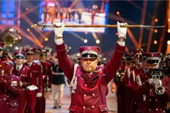 Majoret met baton tijdens Nationale Taptoe