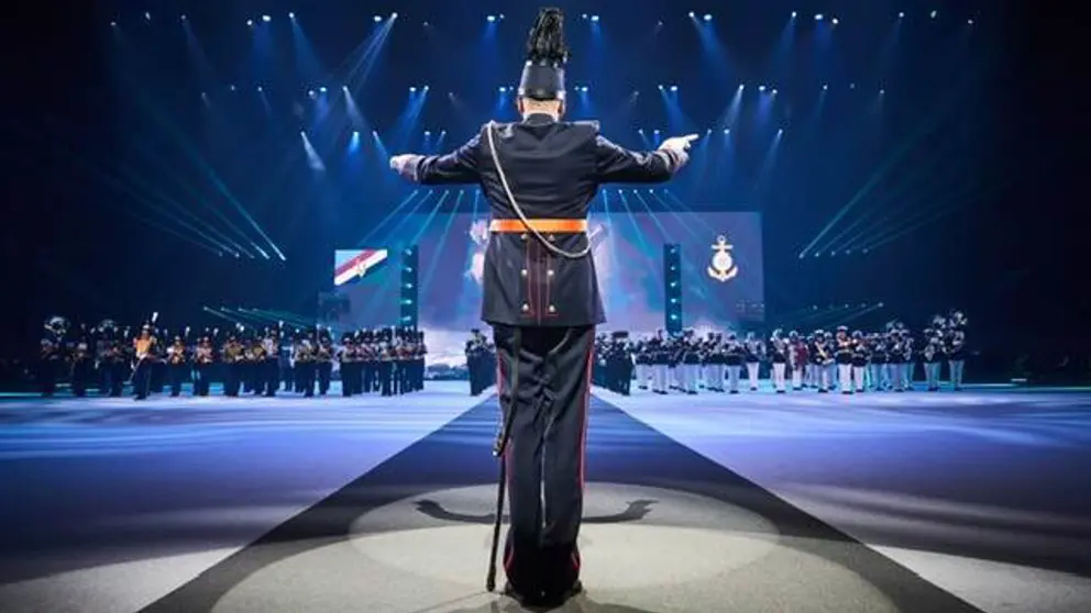Militaire dirigent op de rug gezien.