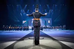 Militaire dirigent op de rug gezien.