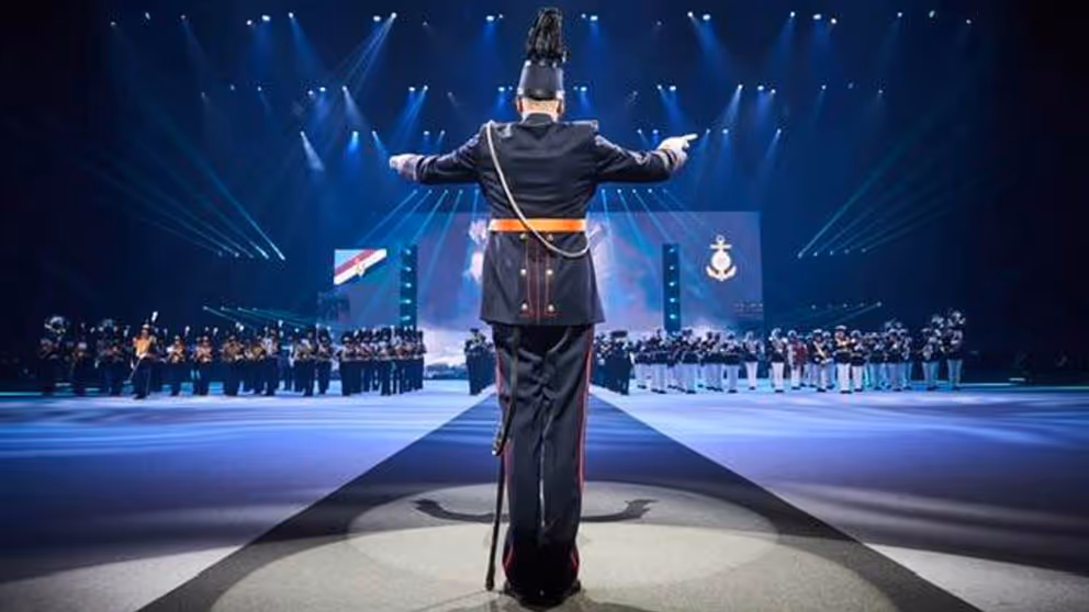 Militaire dirigent op de rug gezien.