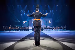 Militaire dirigent op de rug gezien.