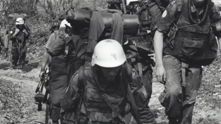 Militairen lopen naar observatieposten in Srebrenica.