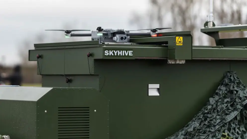 Een drone staat op een platform.