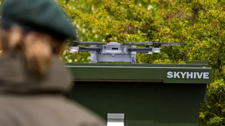 Een drone staat op een platform.