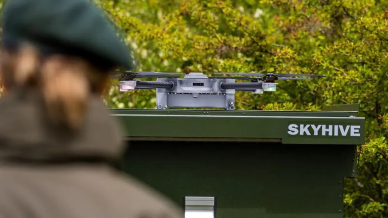 Een drone staat op een platform.