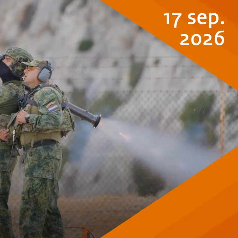 Militairen schieten wapen af vanaf schouder. Dit op een Grieks eiland. Defensiejournaal 17 september 2026.