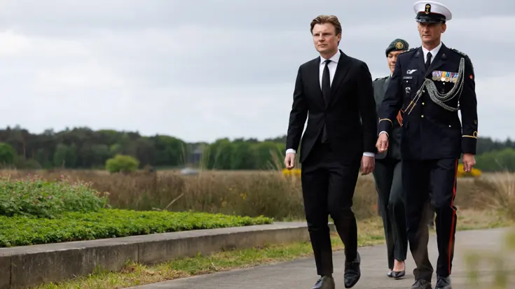 Defensieminister Ruben Brekelmans bij het Monument voor Gevallen Vliegers op de voormalige vliegbasis Soesterberg. 