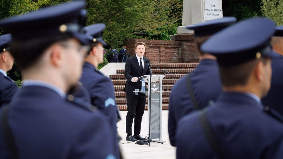 Minister Brekelmans spreekt op de voormalige vliegbasis Soesterberg.