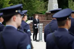 Minister Brekelmans spreekt op de voormalige vliegbasis Soesterberg.