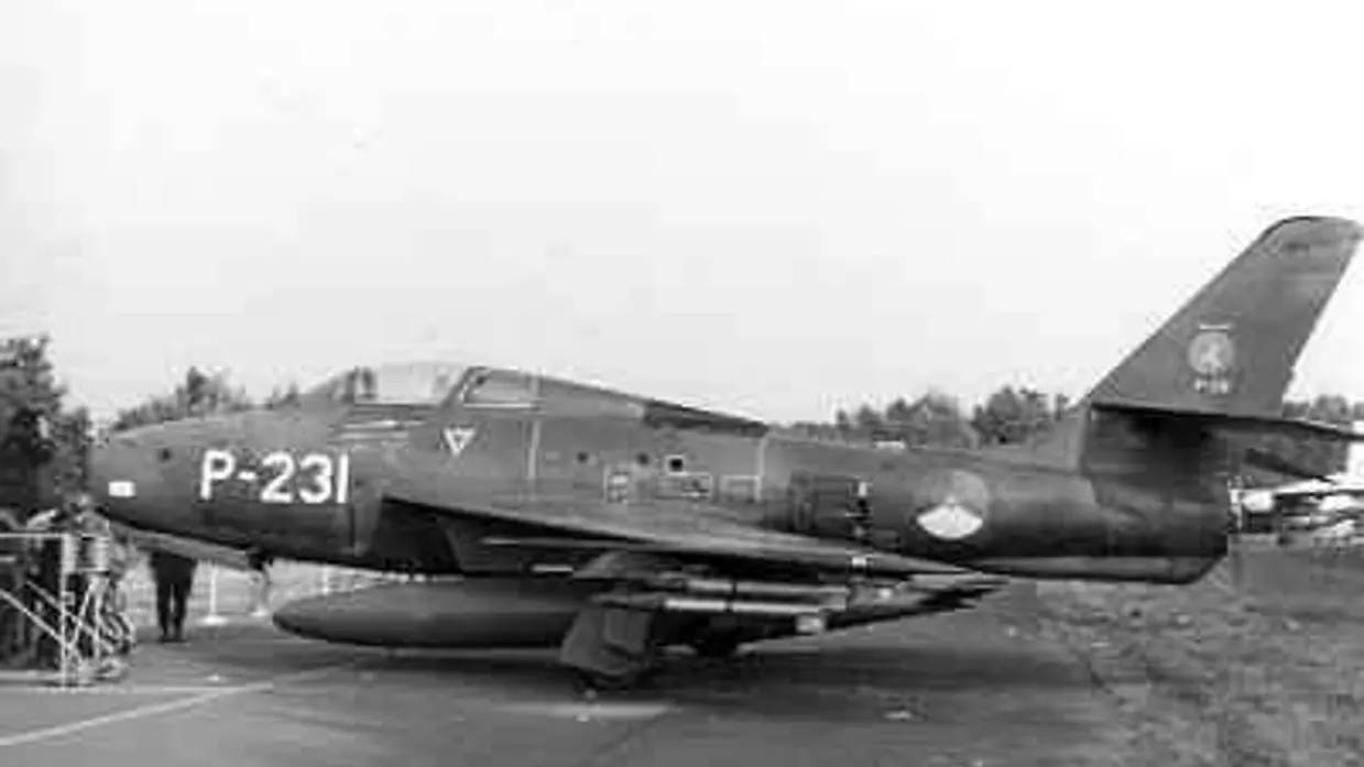 Een Thunderstreak jachtbommenwerper van 314 Squadron met rockets onder de vleugels.