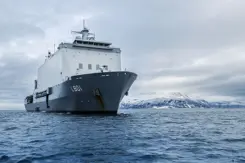 Marineschip te water.
