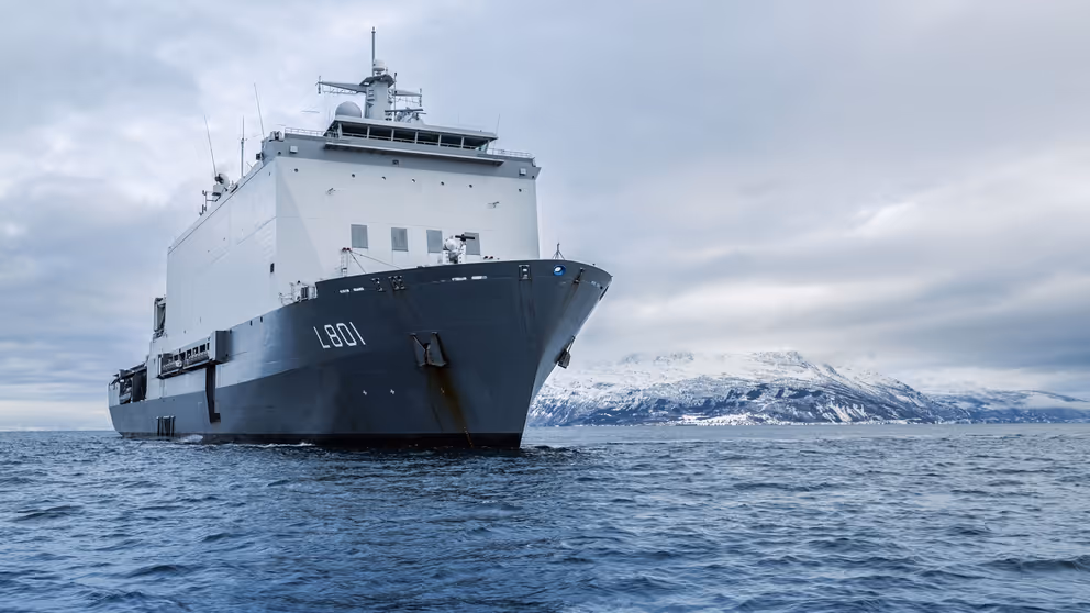 Marineschip te water.