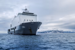 Marineschip te water.