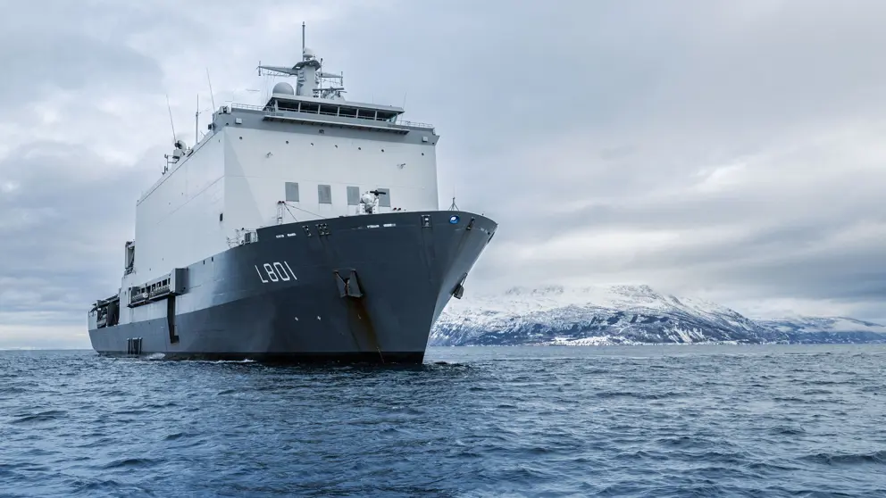 Marineschip te water.