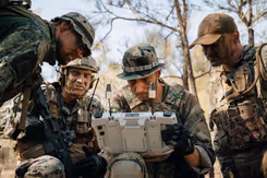 4 militairen testen een apparaat