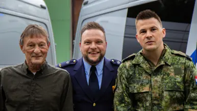 Tim poseert in zijn blauwe nette militaire pak te midden van zijn vader en zijn broer. Zijn broer draagt het gevechtstenue.&nbsp;