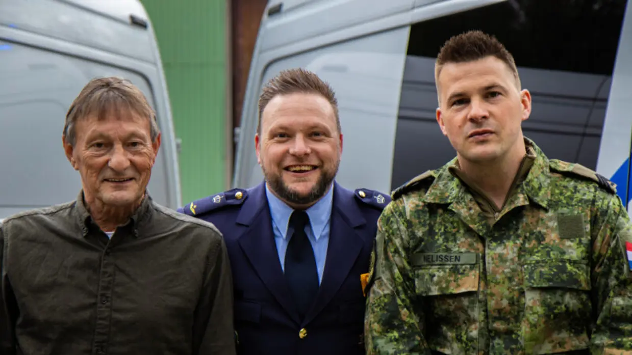 Tim poseert in zijn blauwe nette militaire pak te midden van zijn vader en zijn broer. Zijn broer draagt het gevechtstenue.&nbsp;