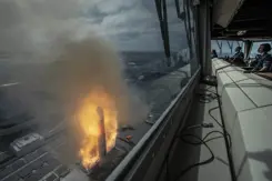 Vuur en rook bij de lancering van een Tomahawk-raket.