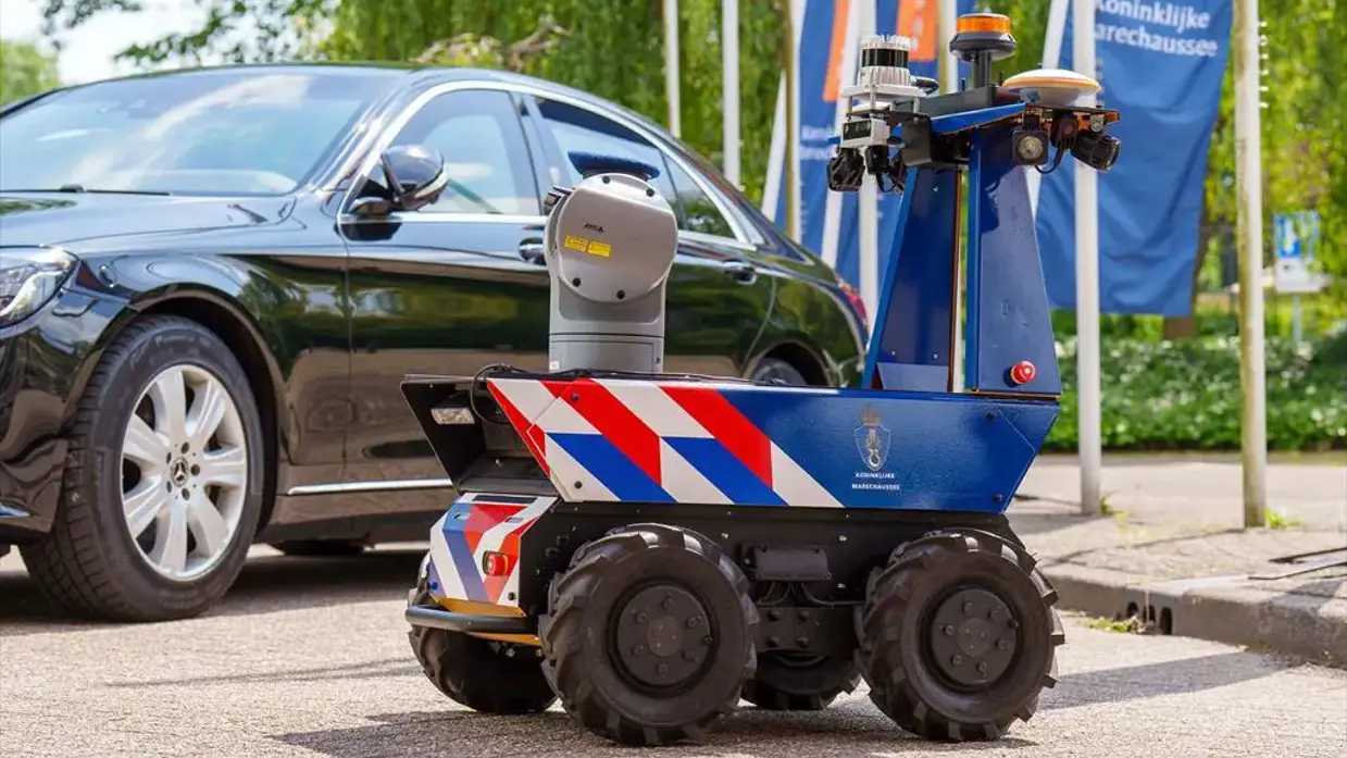 Een mobiele camera van de Marechaussee op de parkeerplaats