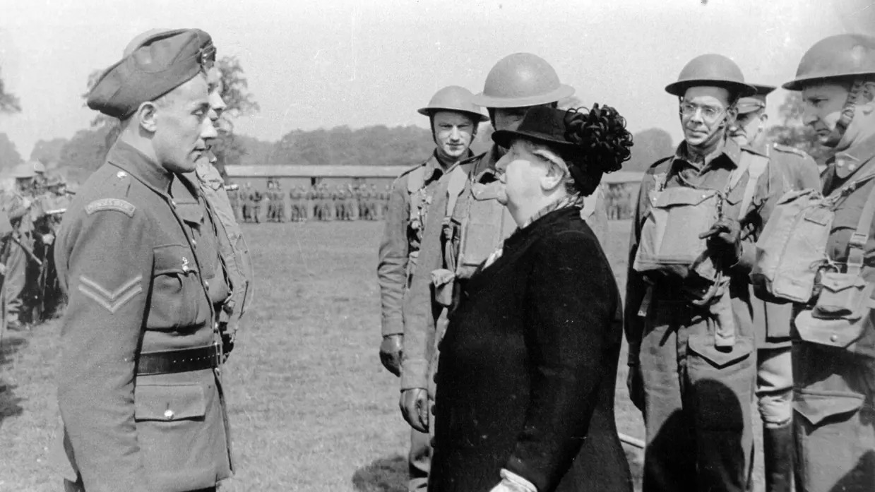 Koningin Wilhelmina in gesprek met een militair van de Koninklijke Nederlandse Brigade.