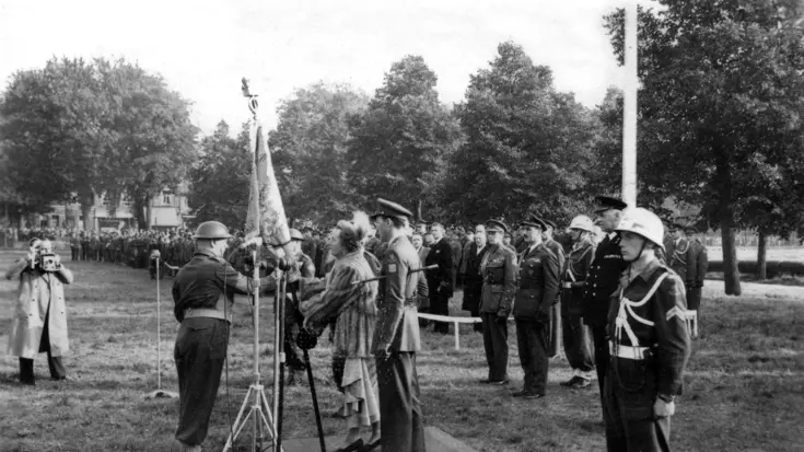 Vaandeluitreiking door koningin Juliana aan het regiment.