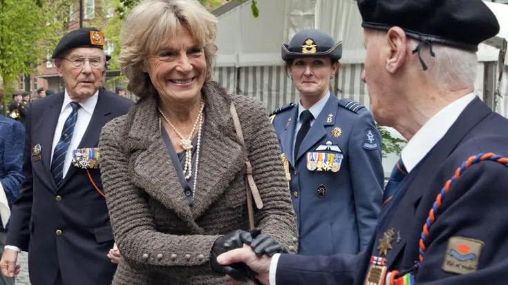 Prinses Irene schudt hand van veteraan van het (garde)regiment.