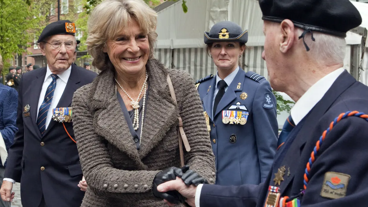 Prinses Irene schudt hand van veteraan van het (garde)regiment.