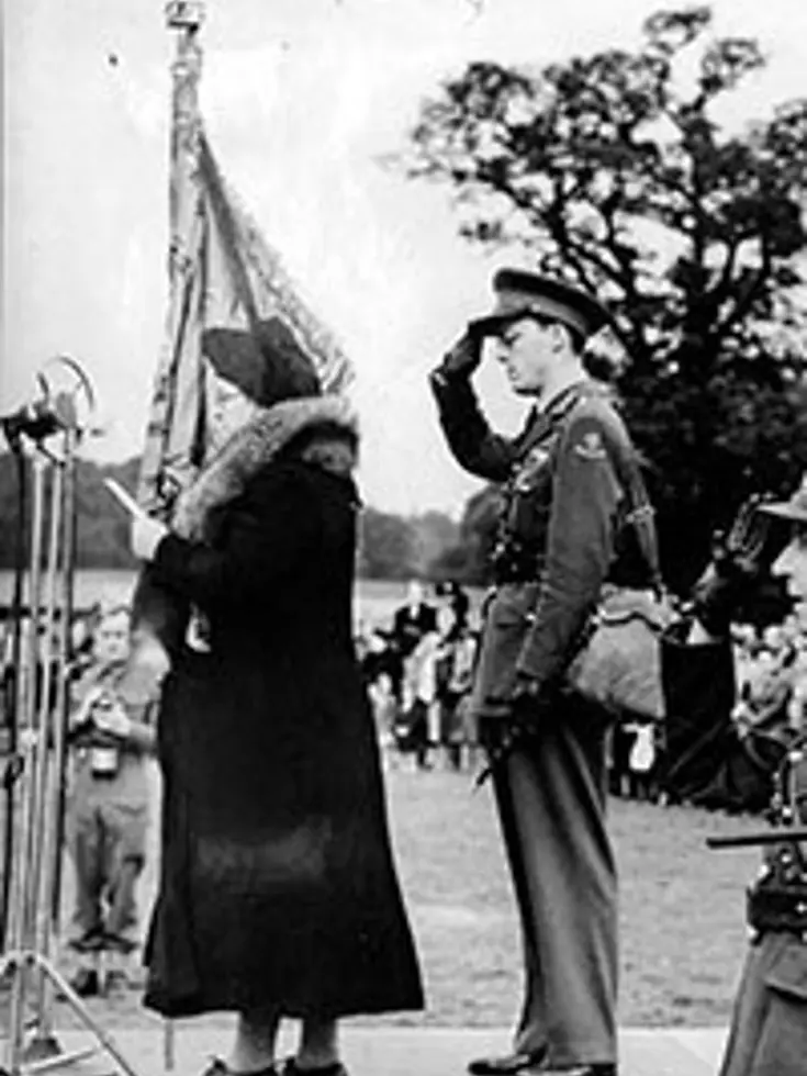Koningin Wilhelmina met saluerende militair.