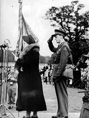 Koningin Wilhelmina met saluerende militair.