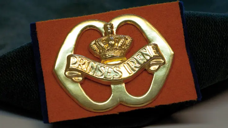 Regimentsembleem op baret Garderegiment Fuseliers Prinses Irene.