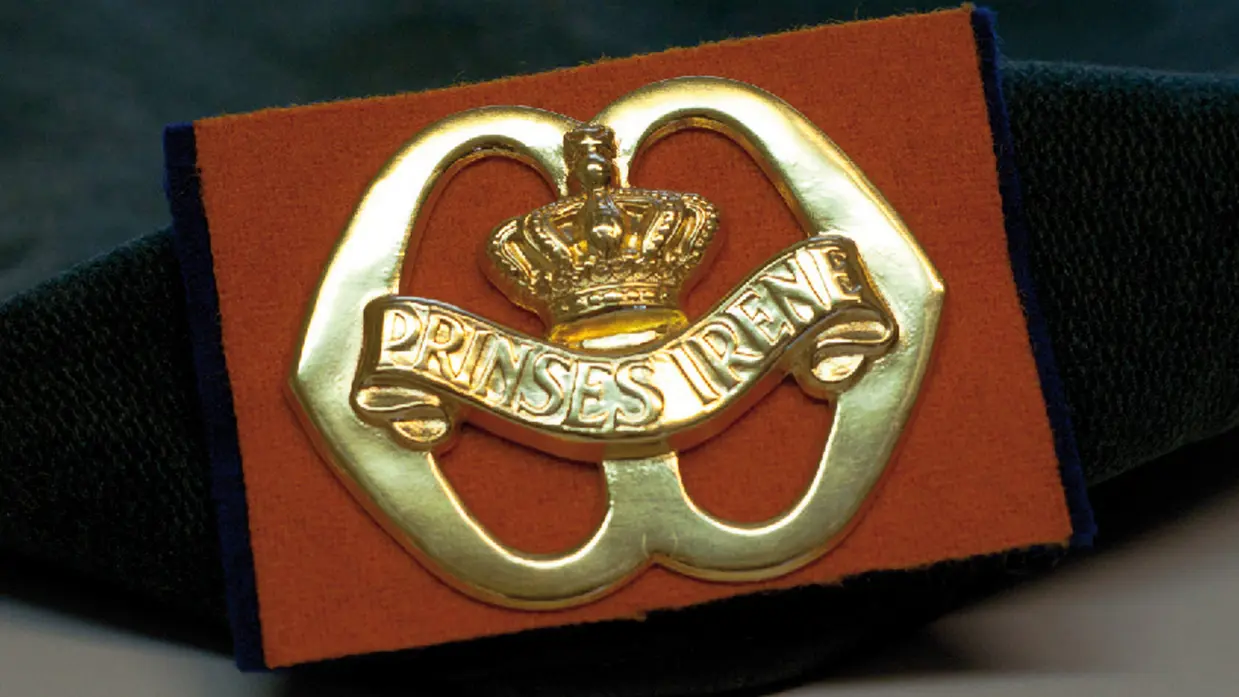 Regimentsembleem op baret Garderegiment Fuseliers Prinses Irene.