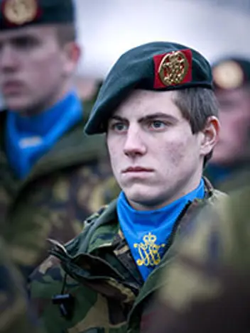Militair van het 44 Pantserinfanteriebataljon tijdens herdenking.