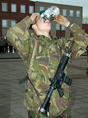 Commando drinkt uit een zilveren beker.