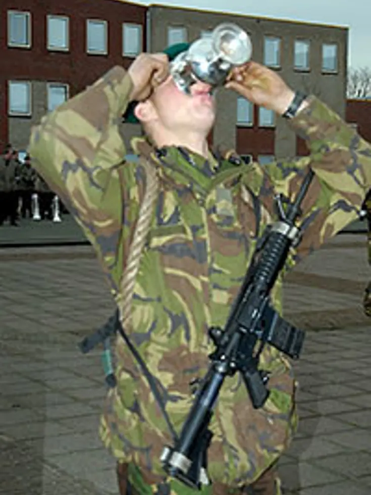 Commando drinkt uit een zilveren beker.