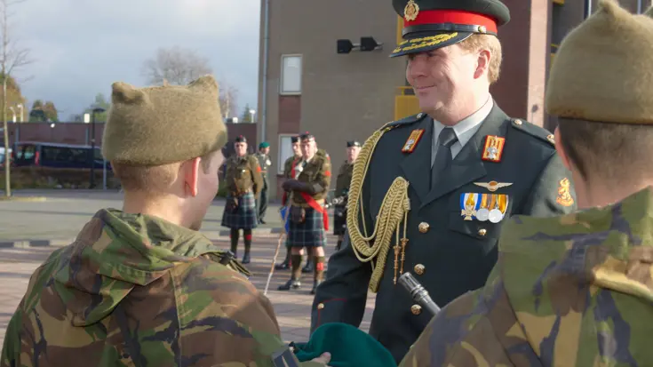 Prins Willem Alexander praat met een commando.