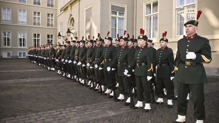 Militair in ceremonieel tenue.