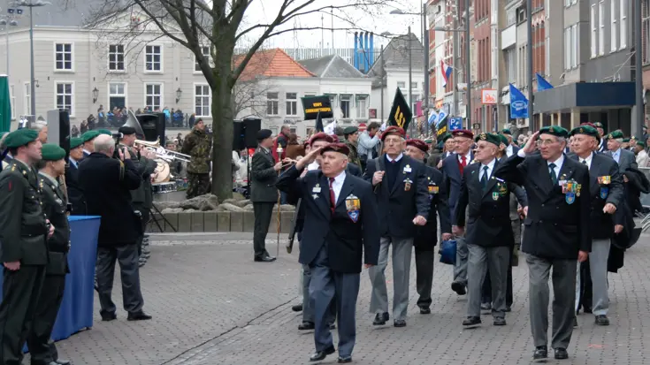 Commando-veteranen defileren door de stad.