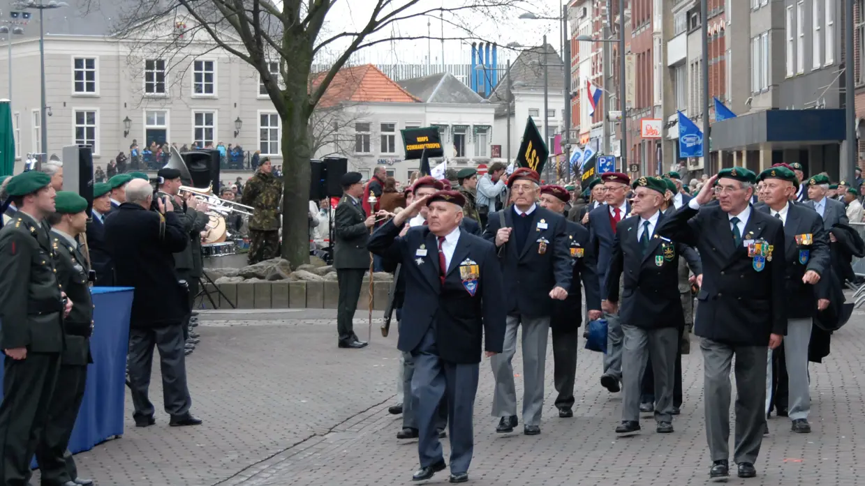 Commando-veteranen defileren door de stad.