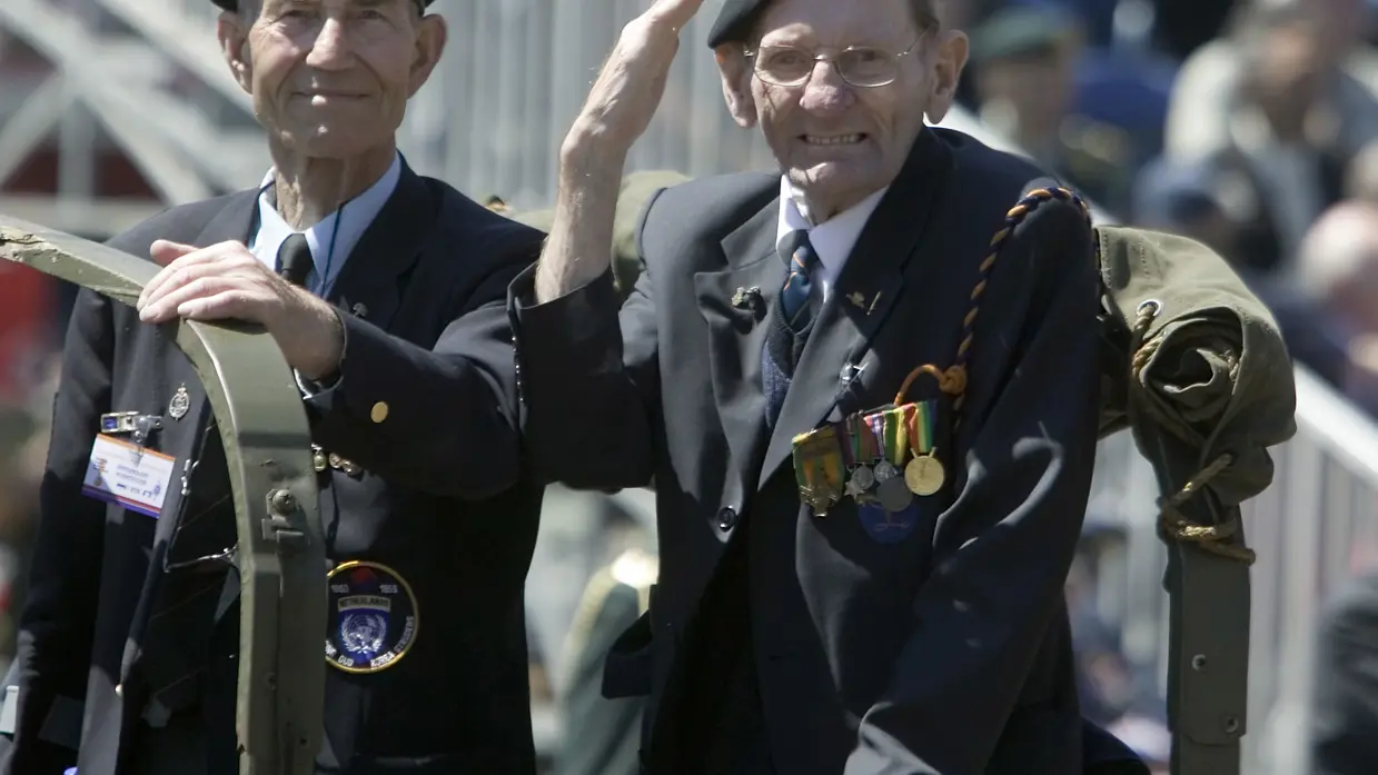 Veteranen van de Irenebrigade in een jeep tijdens de Nationale Veteranendag.
