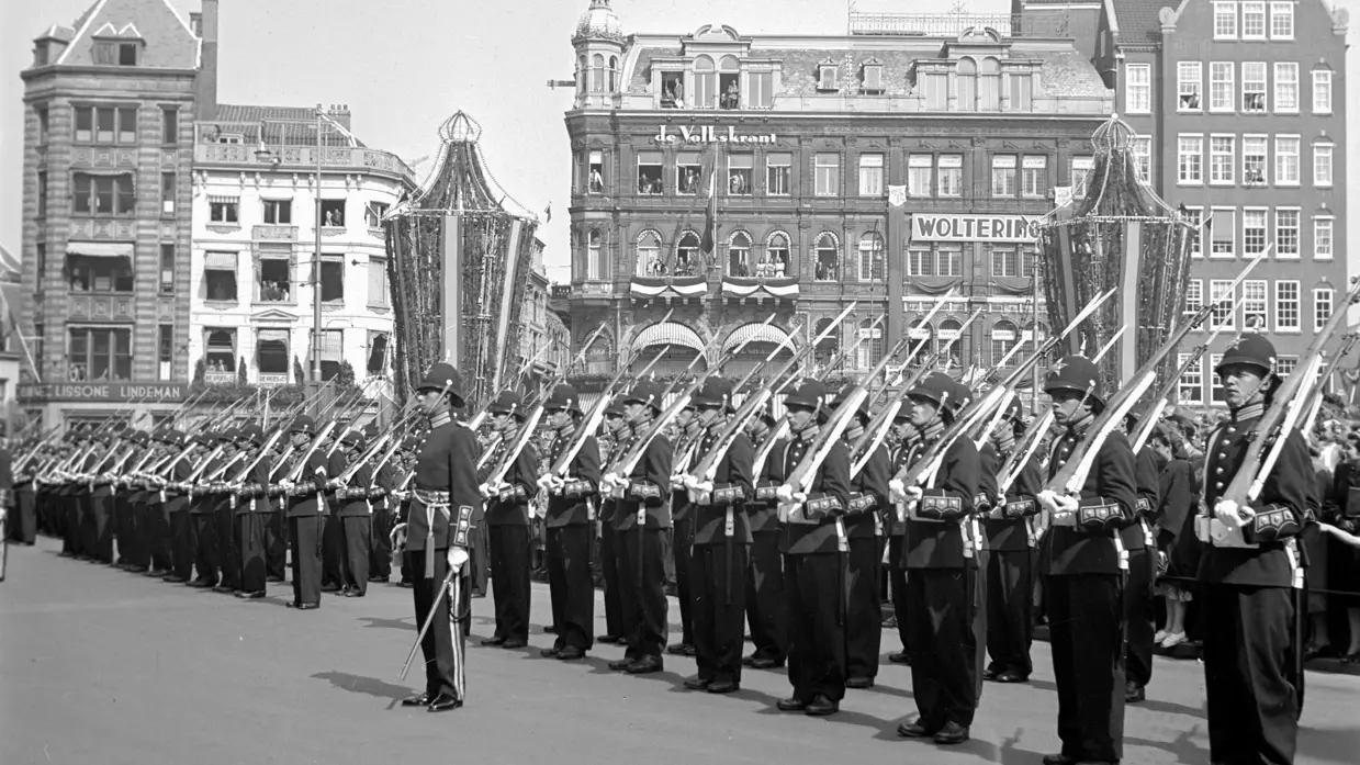 Het Garderegiment Prinses Irene in ceremonieel tenue in 1948.