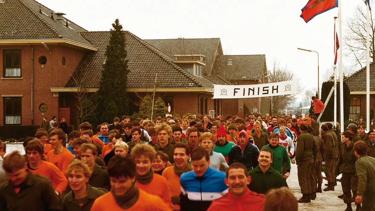 Militairen lopen de Irenecross om de Generaal-majoor Hemmestrofee.