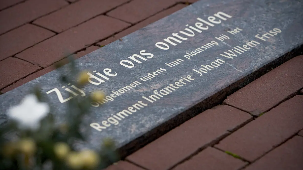 Plaquette ter nagedachtenis aan alle omgekomen militairen van het Regiment Infanterie Johan Willem Friso.