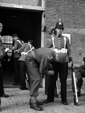 Militair van garderegiment Prinses Irene ontvangt ceremonieel tenue in 1948 in Amsterdam.