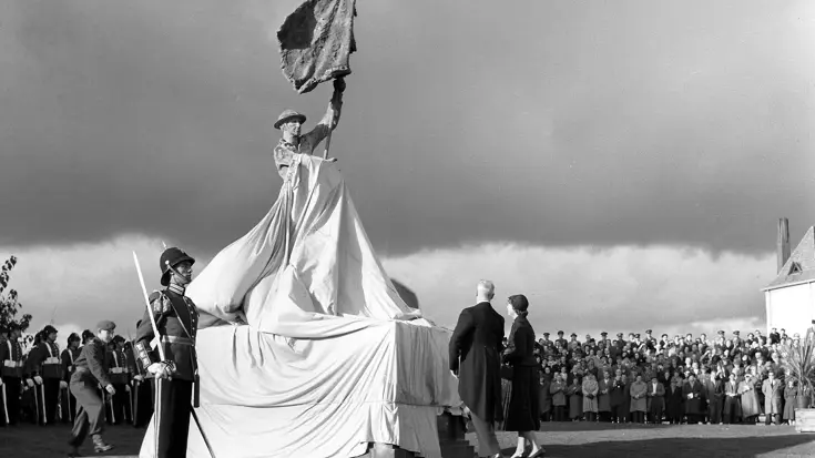 De prinses onthult een monument.
