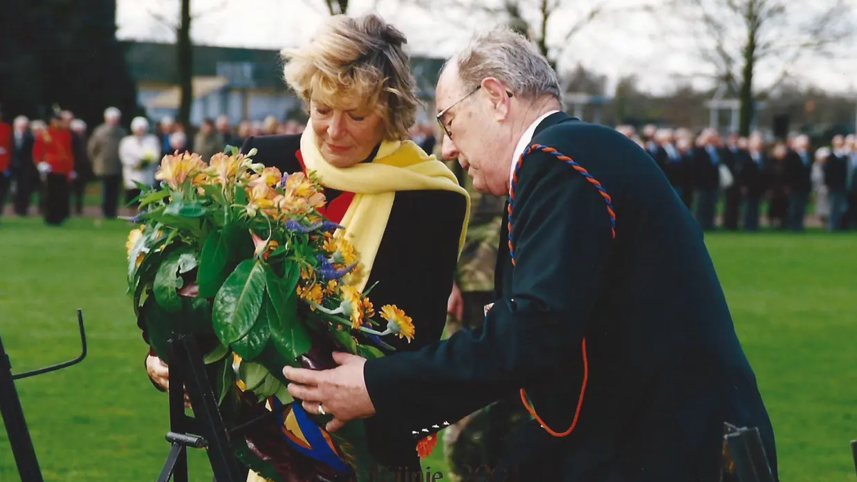 Prinses Irene legt een krans tijdens een herdenking.