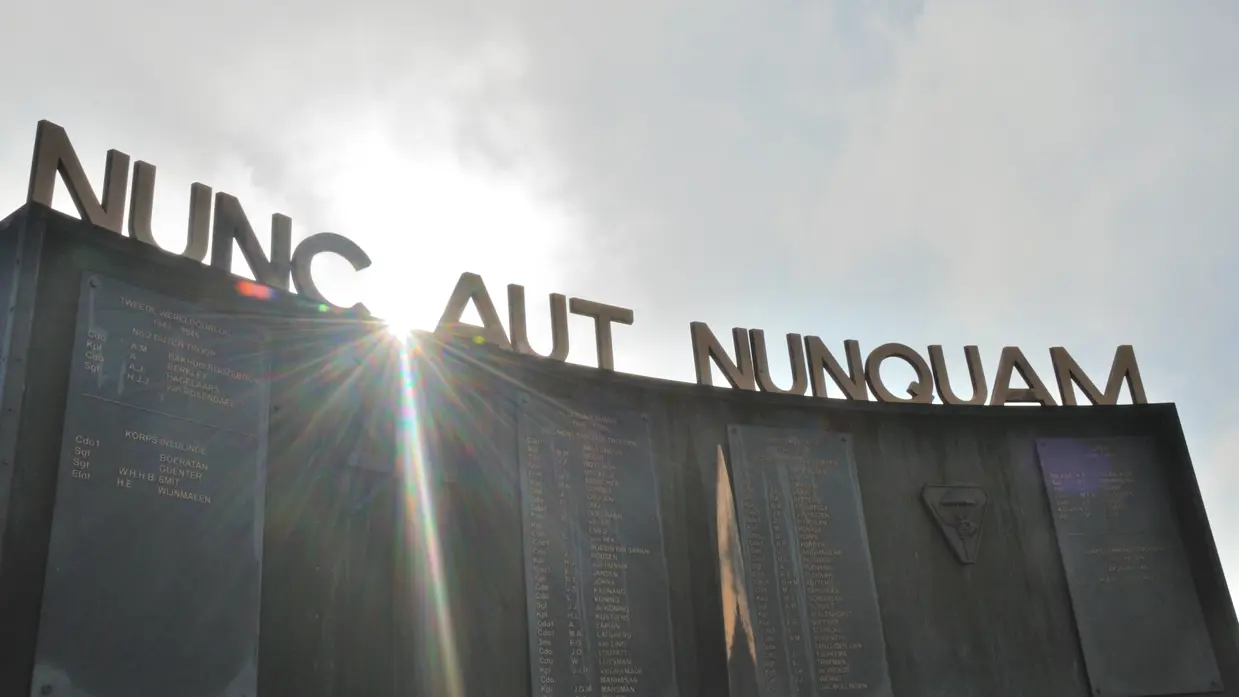 Commandomonument met de namen van de 75 gesneuvelde commando’s en motto: Nunc Aut Nunquam.