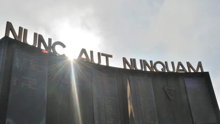 Commandomonument met de namen van de 75 gesneuvelde commando’s en motto: Nunc Aut Nunquam.