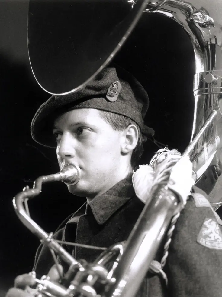 Muzikant speelt bastuba.